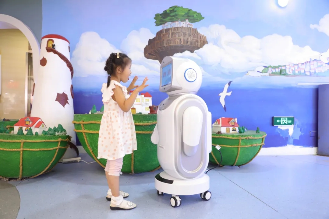 科学防疫，守护成长，爱维宝贝自研智能晨检机器人新品上市！
